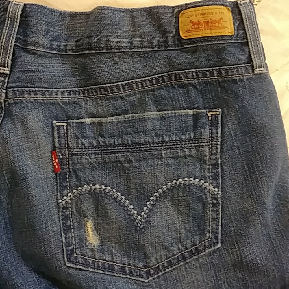 Sz 17 Junior's Levi's Distressed Denim Shorts - Picture 4 of 4